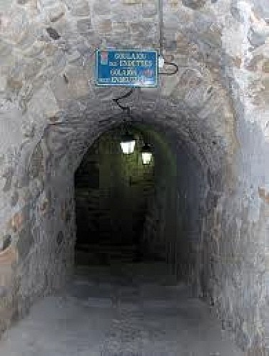 Covered narrow passage Les Goulajous