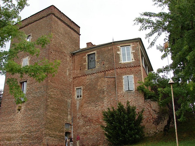 Bâgé-le-Châtel, Village et vestiges des remparts