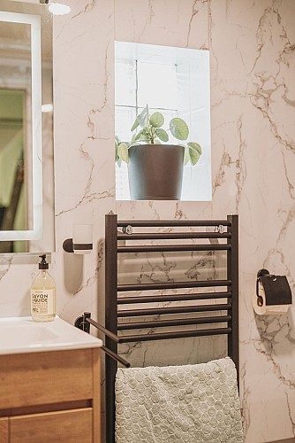 Bathroom of the cottage "Le Papillon" in Nismes