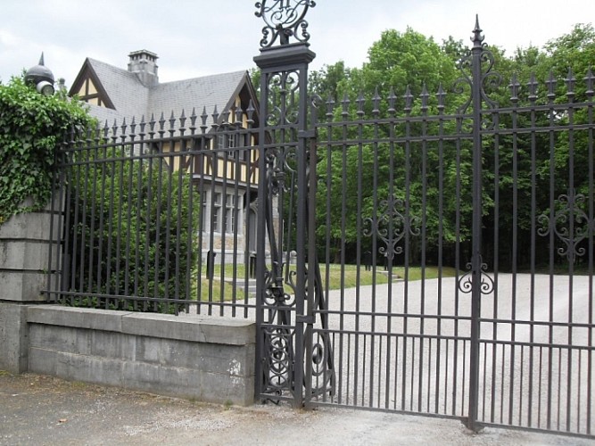 Portail du château Royal, prendre à droite en direction de Chevetogne