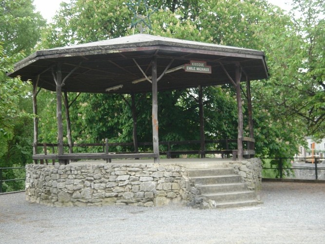 Jemelle, son église et son kiosque