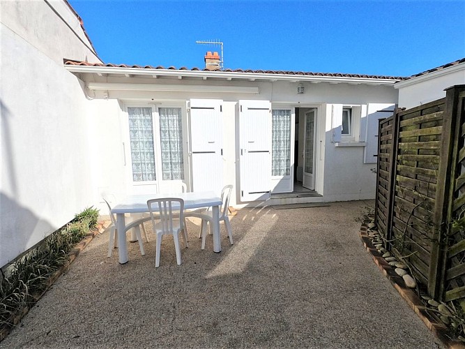 Petite maison dans cour commune avec un studio - centre ville dans une petite rue calme - idéal pour vacances à pied