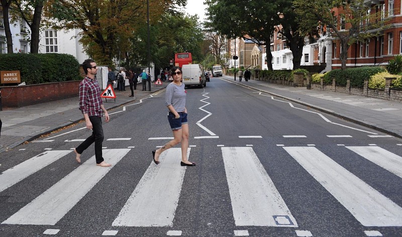 Guided tour of London in a Beatles themed minivan – Evening tour