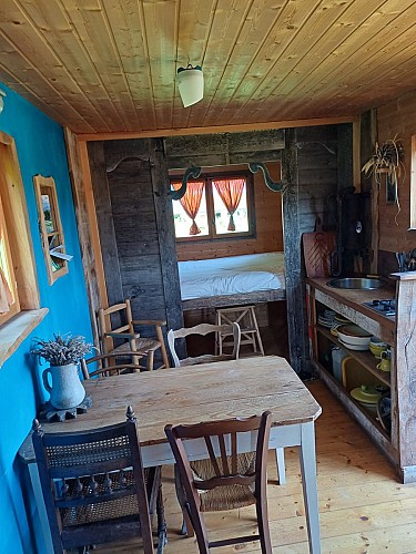 Intérieur roulotte jaune