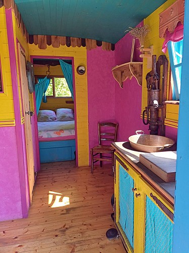 Intérieur roulotte rose