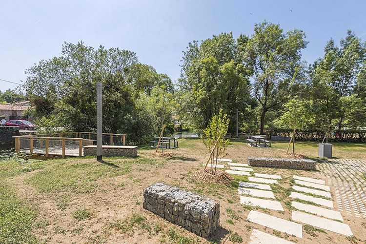 AIRE DE PIQUE-NIQUE RUE DU SQUARE