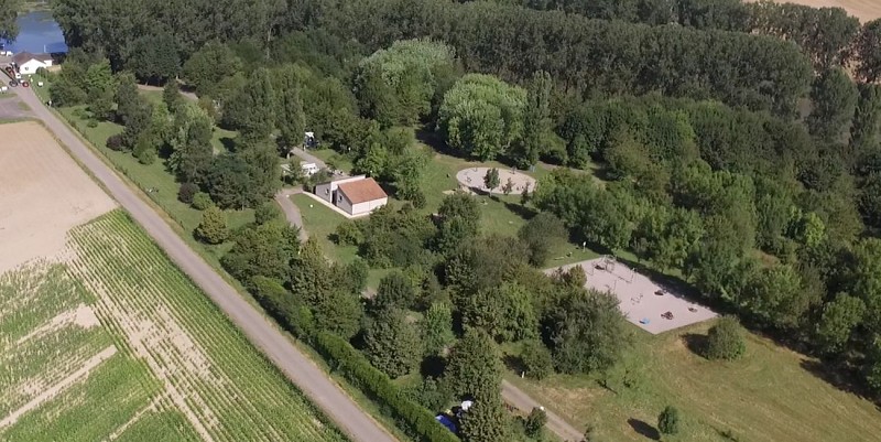 Camping (emplacements, bloc sanitaires, aire de jeux, aire de fitness)