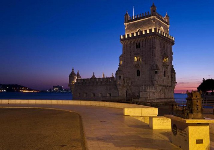 Visita nocturna de Lisboa, cena y espectáculo de Fado - Salida desde su hotel