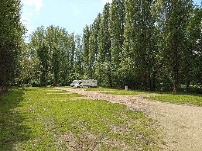 Aire de camping-cars-Château-Larcher-Stéphanie Moreau-CCVC