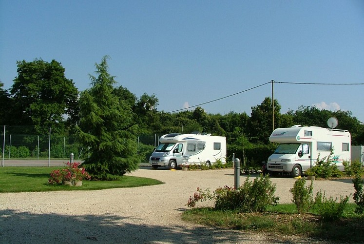 Aire de stationnement camping-car avec aire de services_1