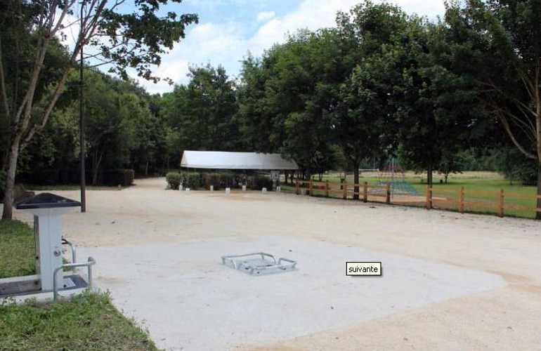 Aire de stationnement camping-car avec aire de services_1