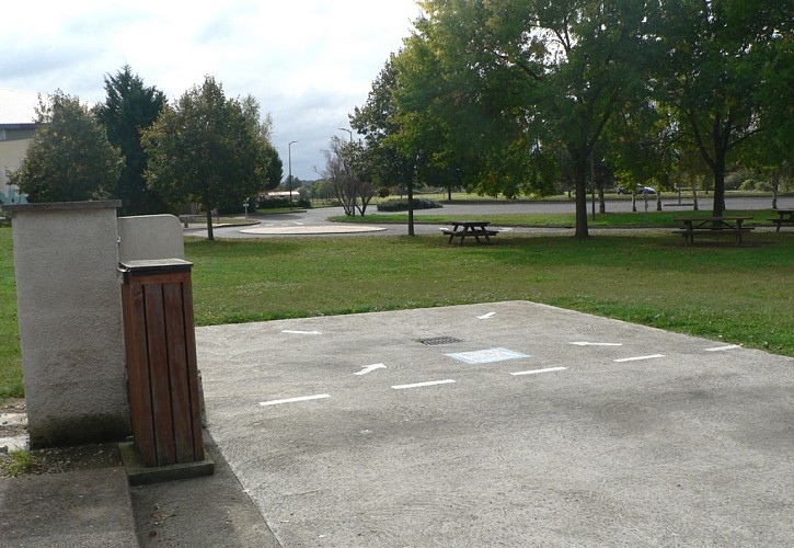 Aire d'accueil camping-car avec aire de services_1