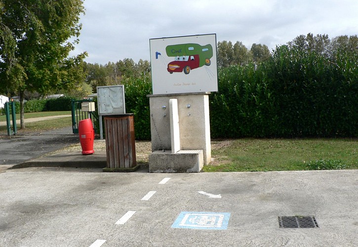 Aire d'accueil camping-car avec aire de services_2
