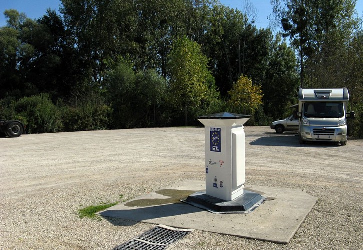 Aire de stationnement camping-car avec aire de services_1