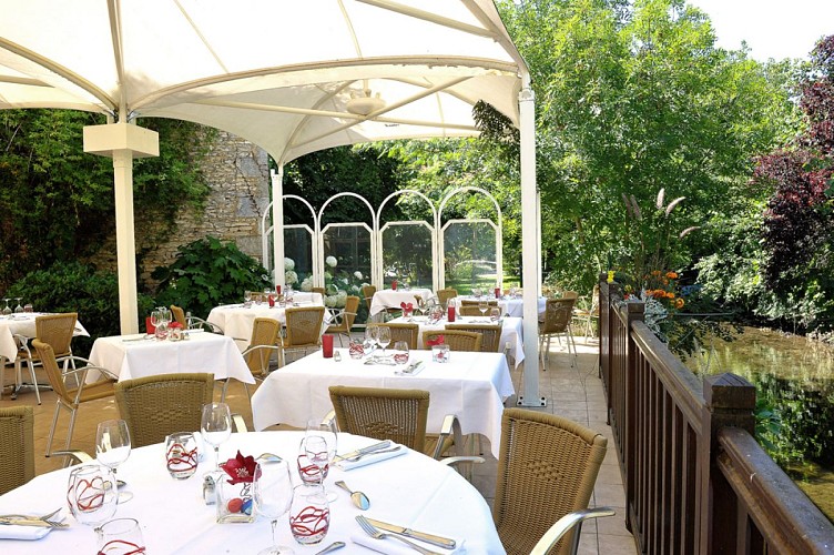 Hôtel du Cheval Blanc et Clovis