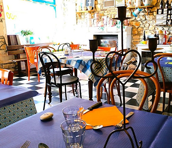 Brasserie des deux palais à Fleuré (1)