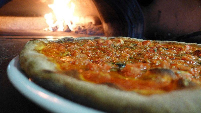 Pizza cuite au feu de bois