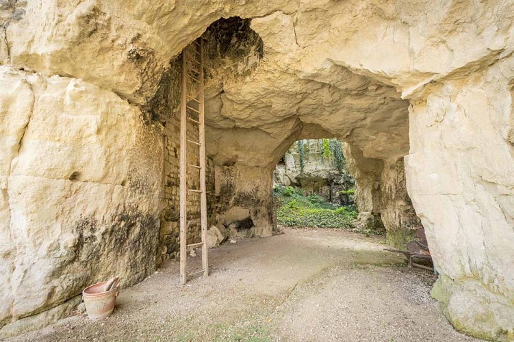 caves-troglodytes-domaine-du-grand-clos-famillerobert-vinsdesaumur-proximite-centerparcs-86