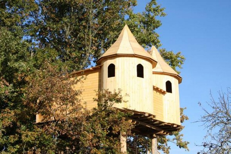 Cabanes et maisons dans les branches du Domaine de Dienné