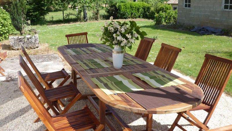 Gîte de la Grimolle à Valence en Poitou_Coin repas extérieur