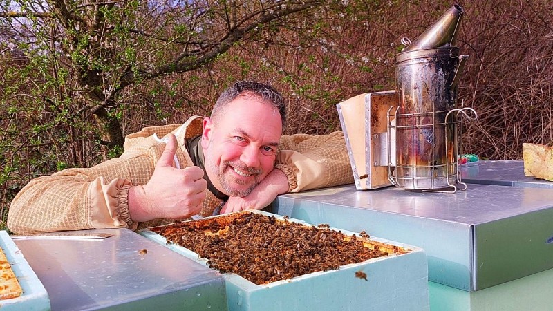 L-abeille-noire-frederic-abeilles-tres-douces-rucher-colonie-youtube-S04E03