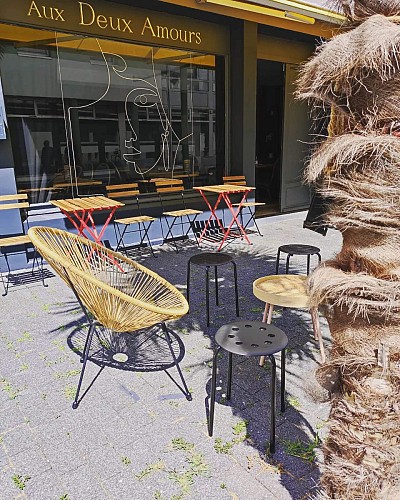 AUX DEUX AMOURS