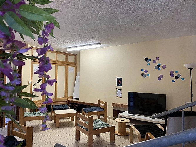 SALLE COMMUNE COIN TV