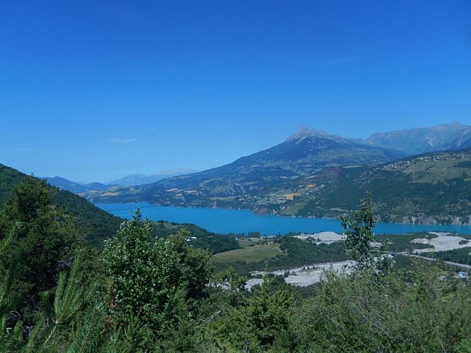 Point de vue sur les Aiguilles de Chabrières et le lac de Serre Ponçon