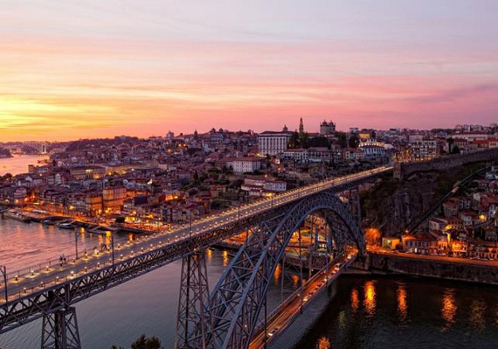 Tour nocturno de Oporto, cena y espectáculo de Fado