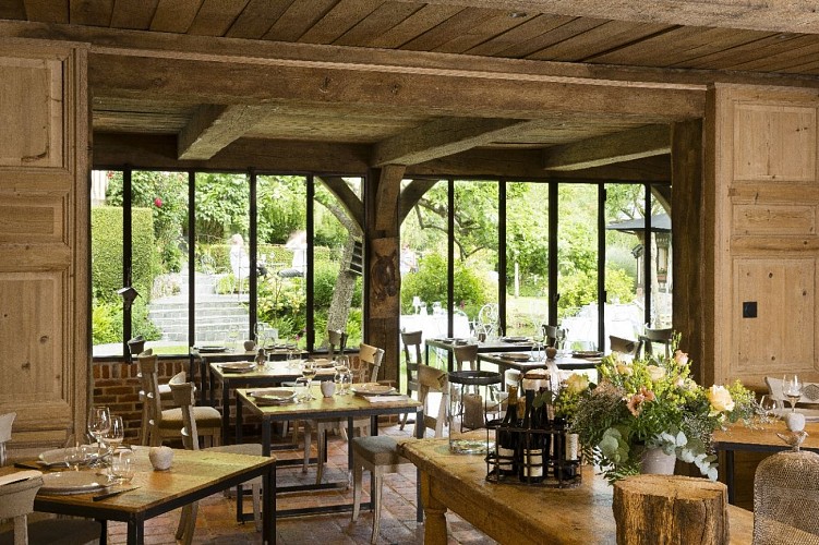 Salle de restaurant avec vue sur les jardins