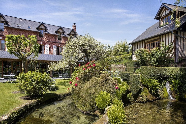 Bassin à truites dans les jardins