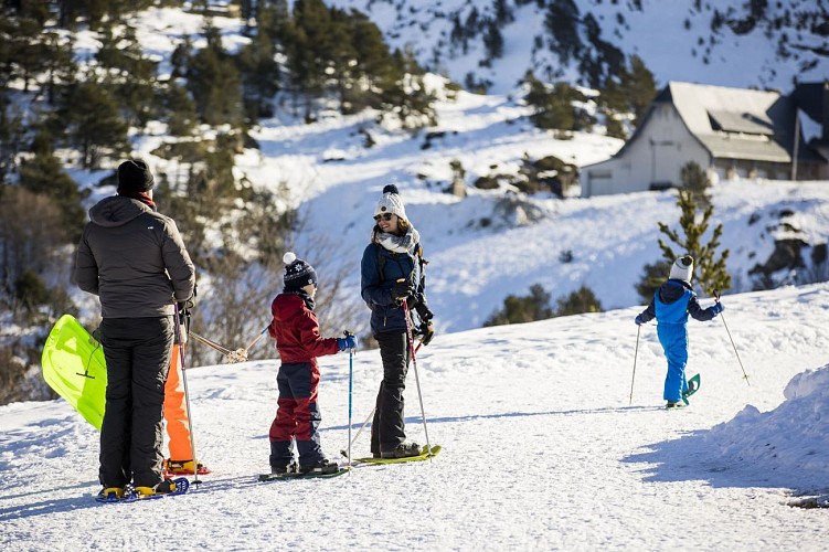 Famille en raquettes au Somport ©OTHB