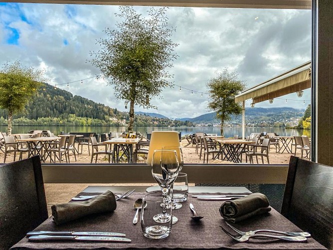 Très large vue sur le lac