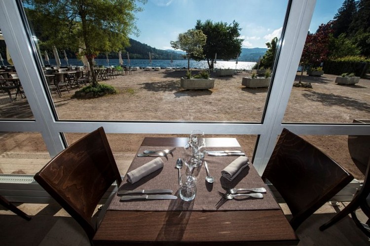 salle de restaurant vue lac 
