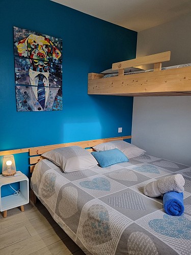 un lit double et un lit suspendu 1 personne