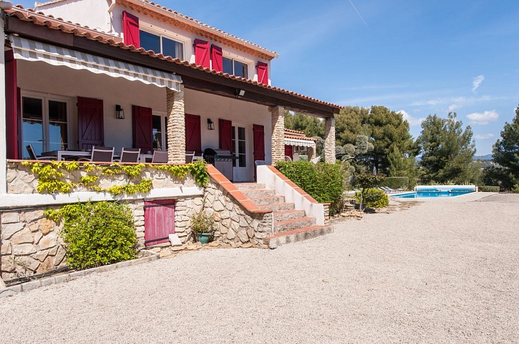 La Bastide aux Volets Rouges