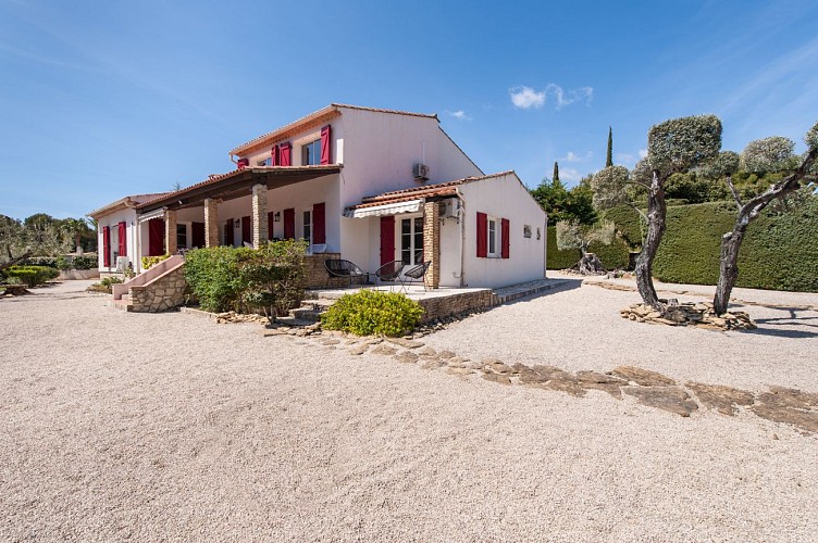 La Bastide aux Volets Rouges