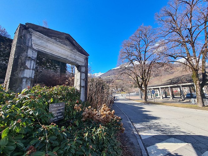 Porche de l'ancien couvent des Capucins