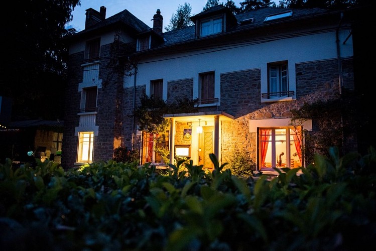 Ch-hotes-LeSautDeLaBergere-Aubazine_vueNuit_7