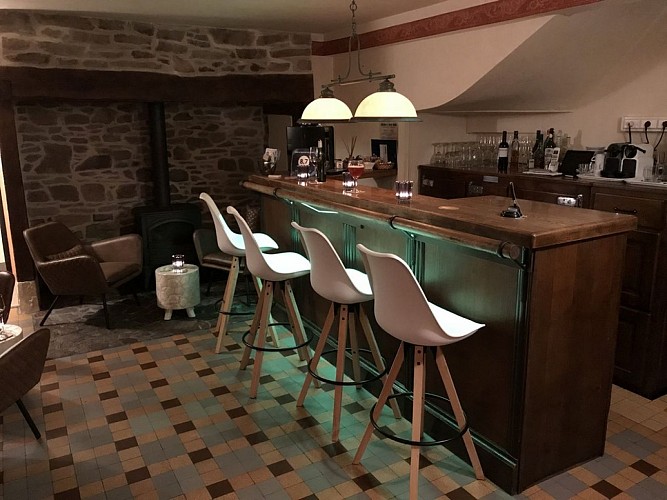 Ch-hotes-LeSautDeLaBergere-Aubazine_bar_8