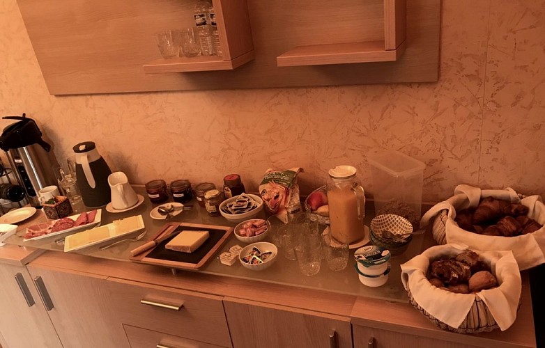 Ch-hotes-LeSautDeLaBergere-Aubazine_petitDejeuner_10