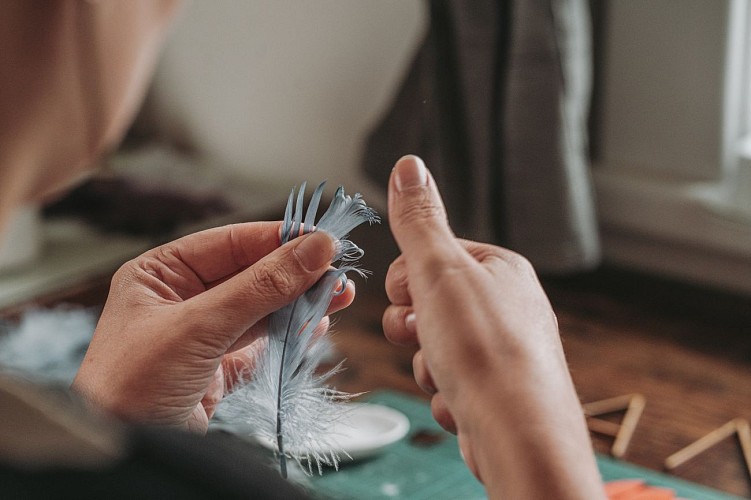 Plumasserie: rencontre entre la plume et la main