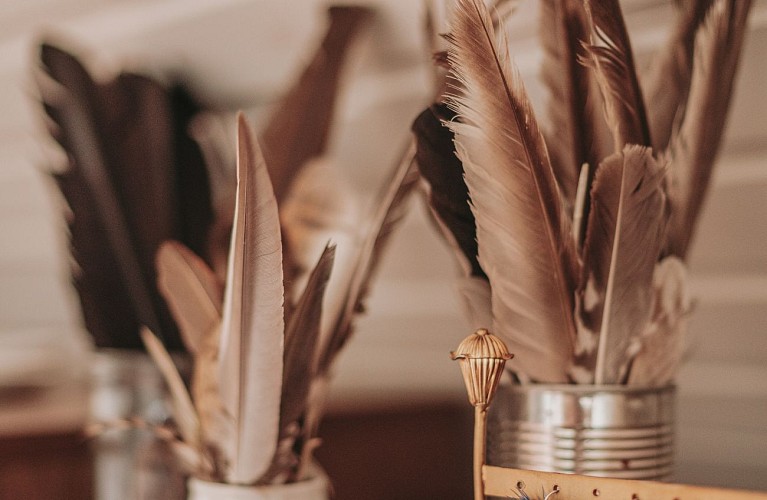 Plumasserie: rencontre entre la plume et la main