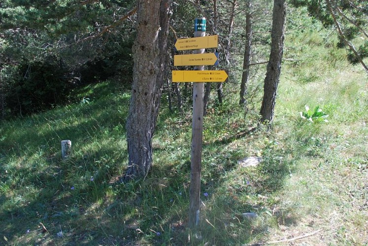 Poteau signalétique du Col des Trousses