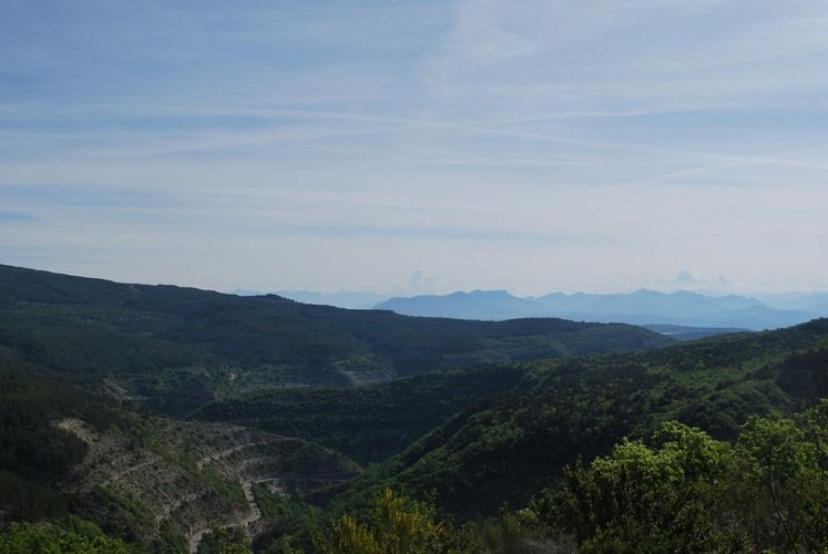 Les Gorges de la Méouge et la route de Laragne depuis le sentier