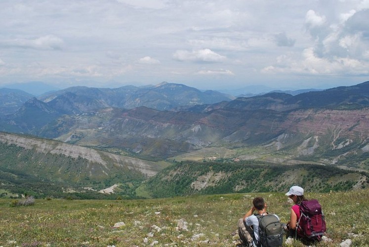 Randonneurs observant les alentours