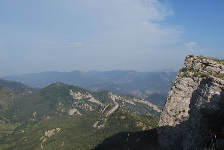 Vue sur la crête de Chamouse et la vallée en contrebas