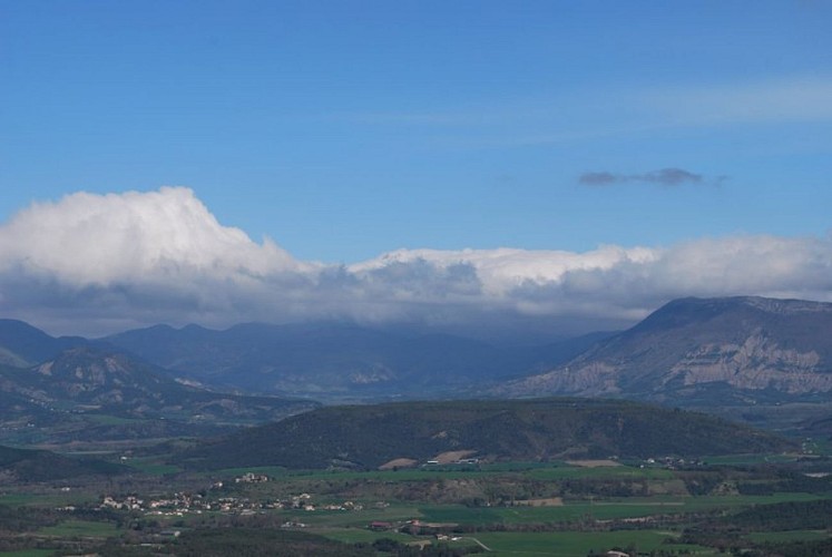 Vue sur La Bâtie-Montsaléon depuis le Pic de l'Aigle