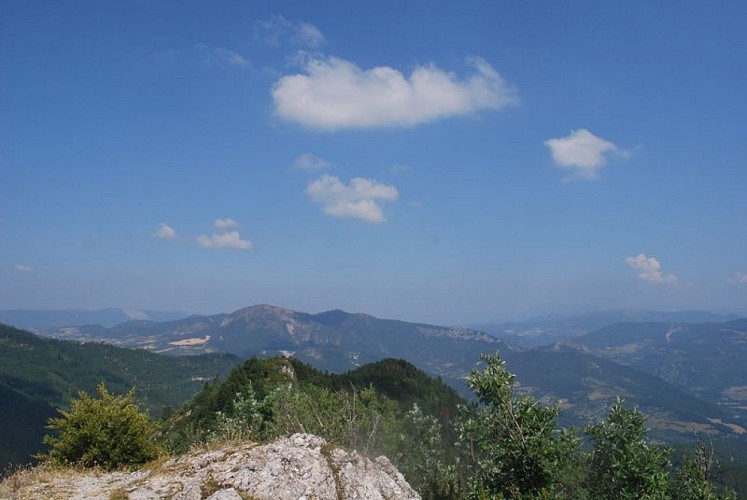 Vue depuis la crête de la Sarcéna en direction de la Drôme