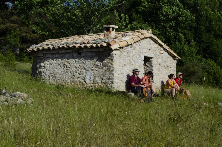 Randonneurs devant le cabanon Laugier